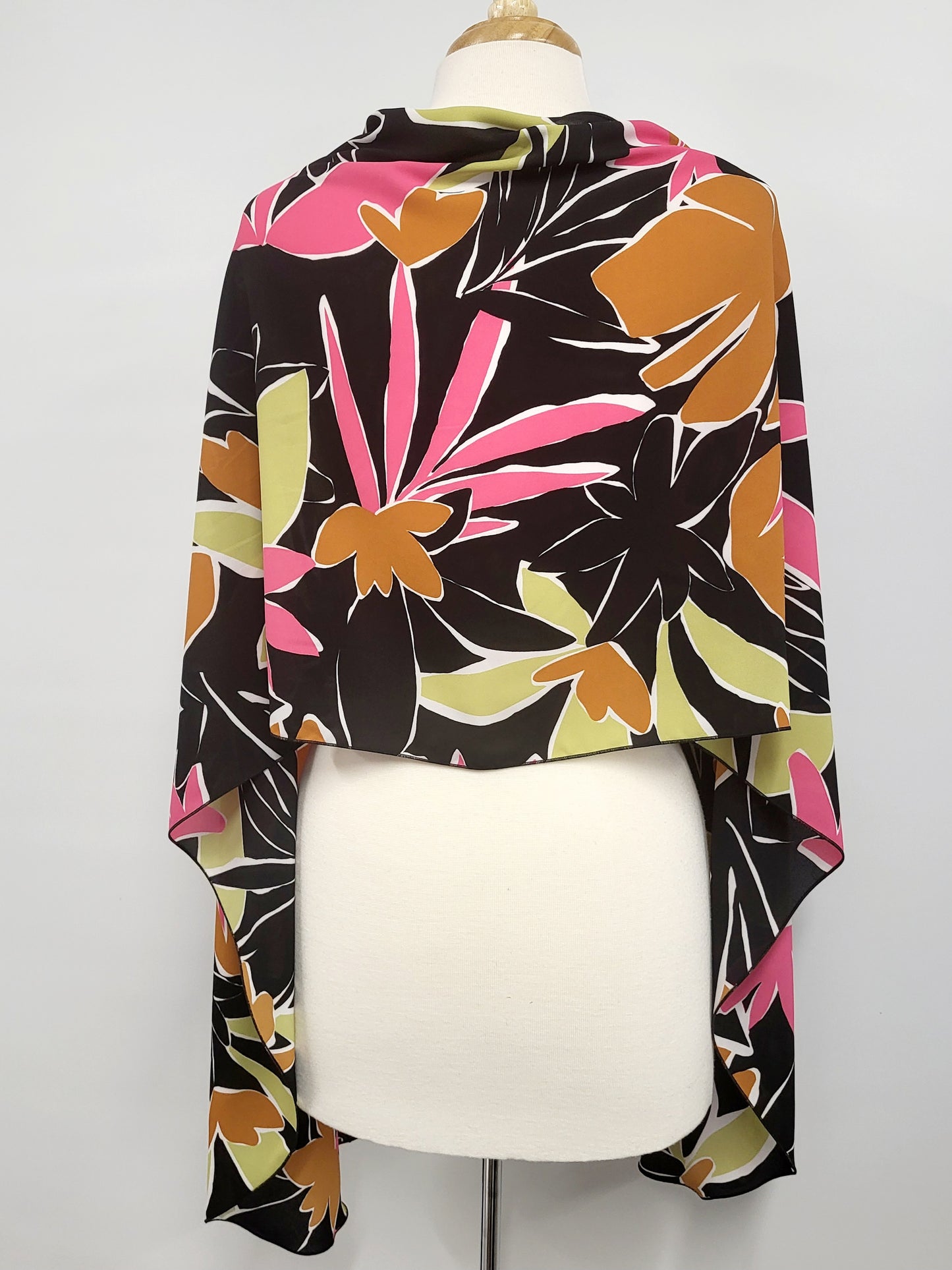 Foulard long imprimé feuillage coloré sur fond noir