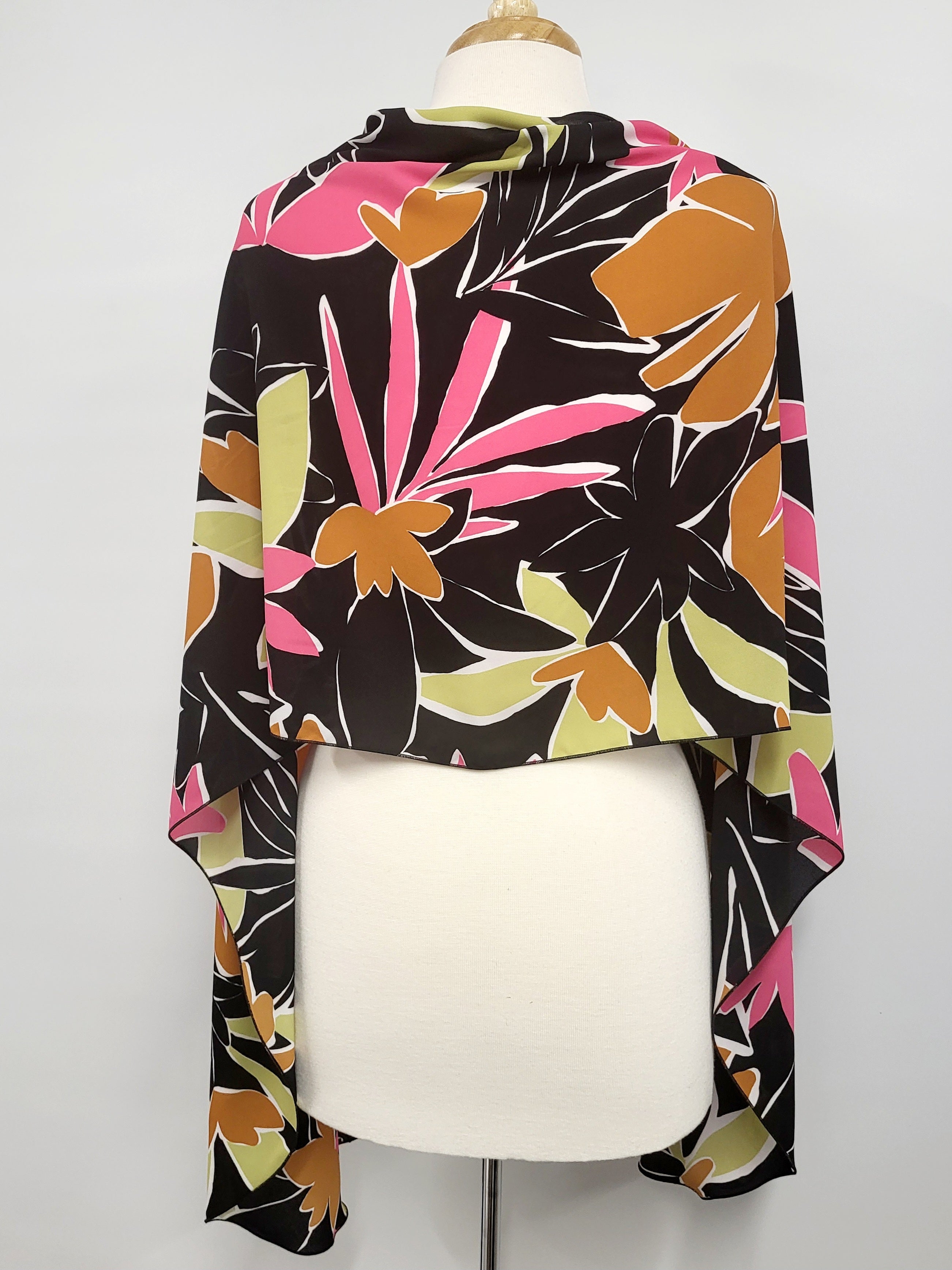 Foulard long imprimé feuillage coloré sur fond noir