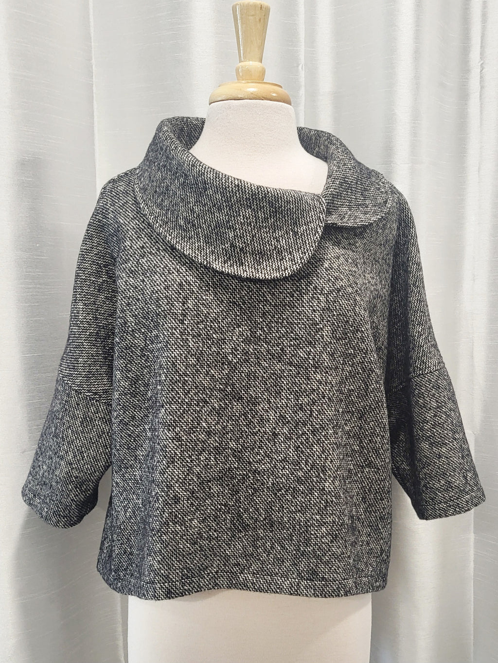 Pèlerine, veste pour femme en lainage moucheté noir et écru