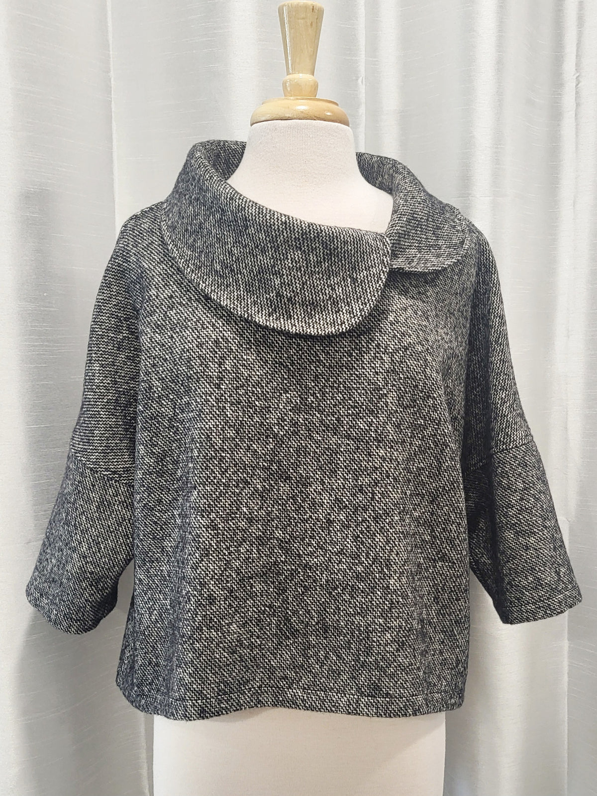 Pèlerine, veste pour femme en lainage moucheté noir et écru