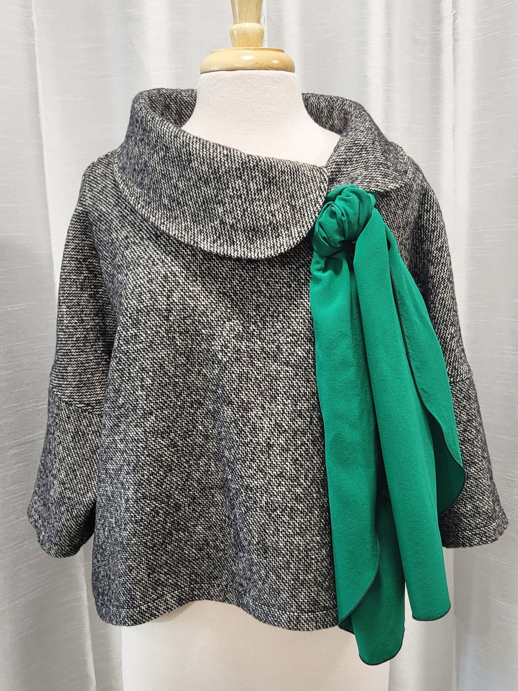 Pèlerine, veste pour femme en lainage moucheté noir et écru