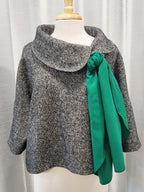 Pèlerine, veste pour femme en lainage moucheté noir et écru
