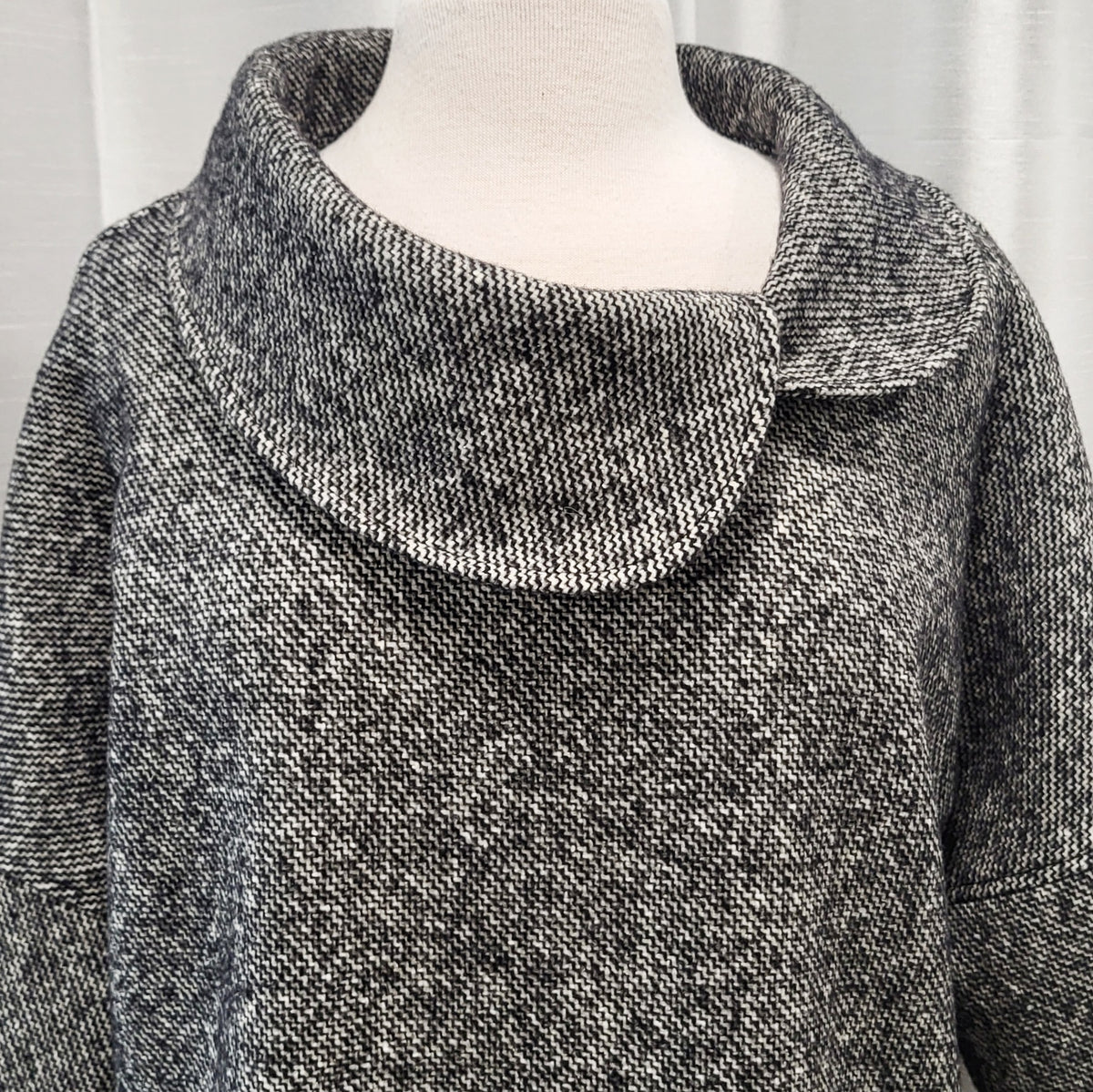 Pèlerine, veste pour femme en lainage moucheté noir et écru