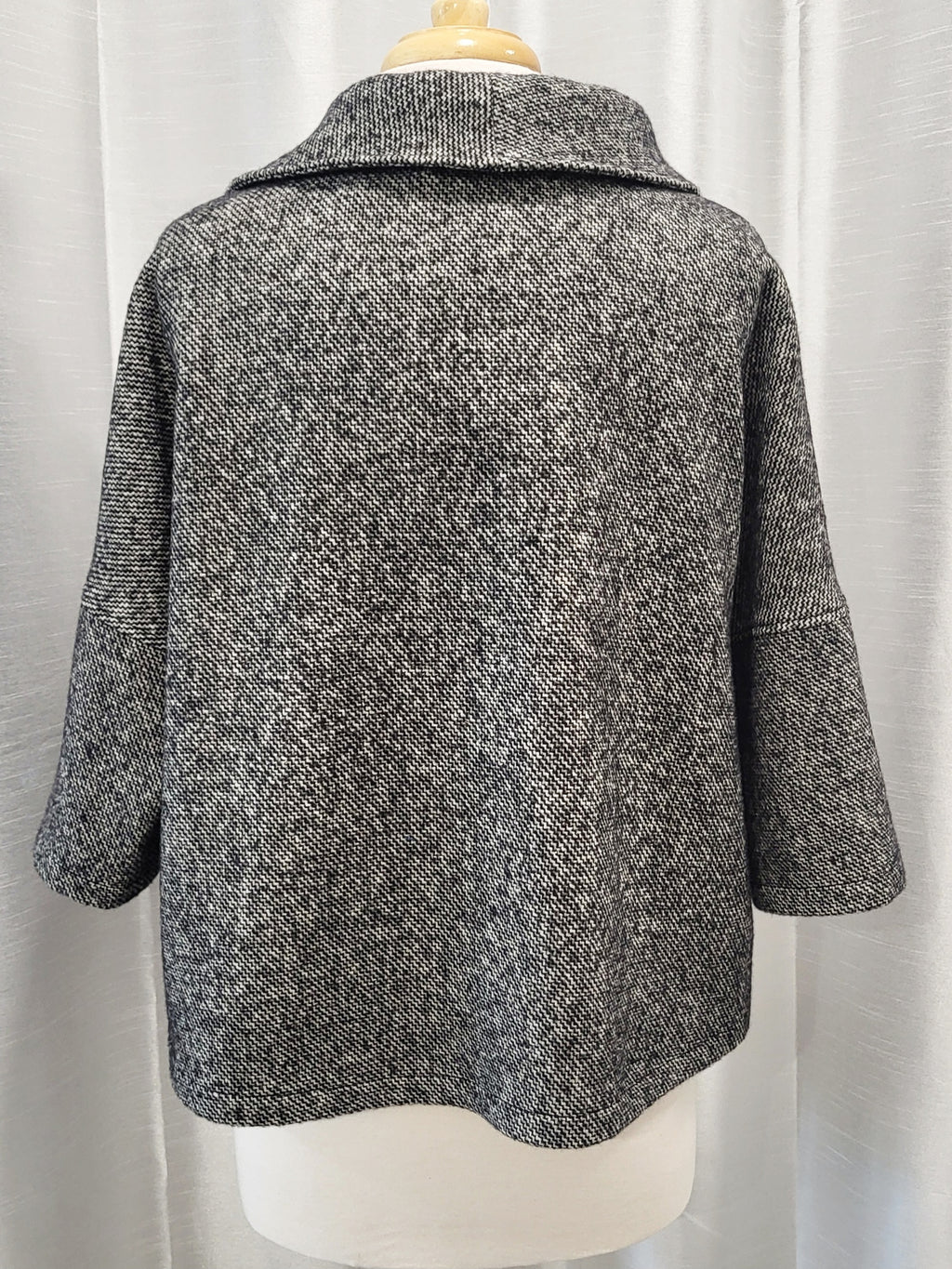 Pèlerine, veste pour femme en lainage moucheté noir et écru