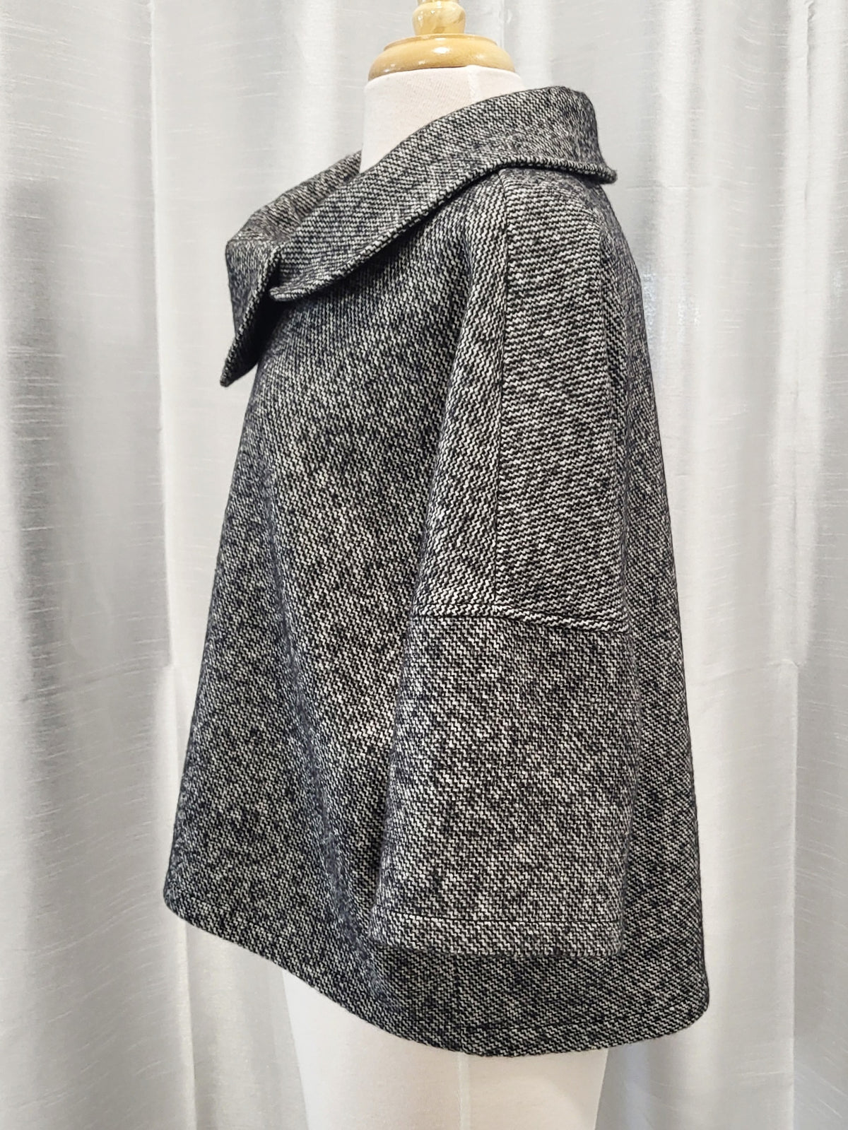Pèlerine, veste pour femme en lainage moucheté noir et écru