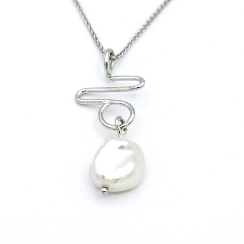 Pendentif Epona en argent de forme zigzag et perle Keshi, RP8