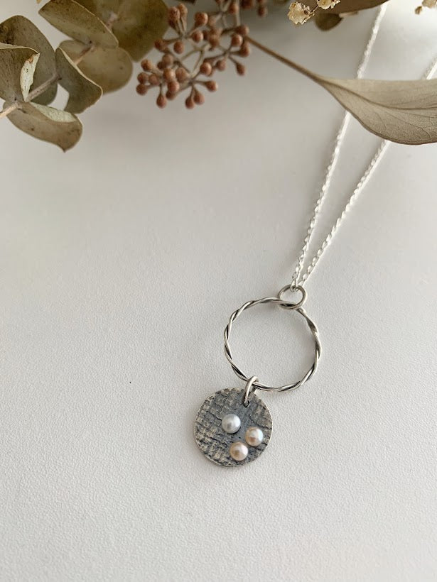 Collier avec pendentif texturé à 3 petites perles. H197 - Christine Mercier atelier-boutique