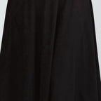 Jupe évasée longueur mi-jambe en ultrasuède caramel ou noir.