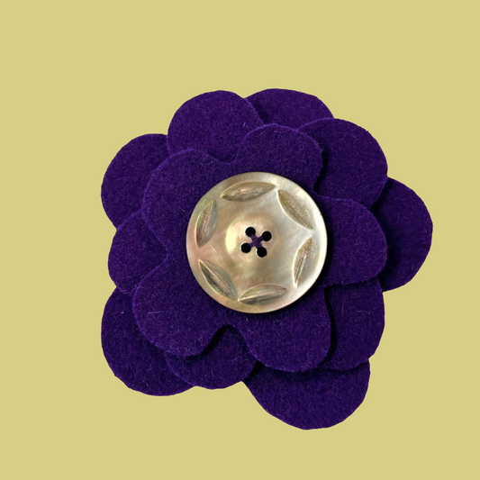 Broche fleur en laine