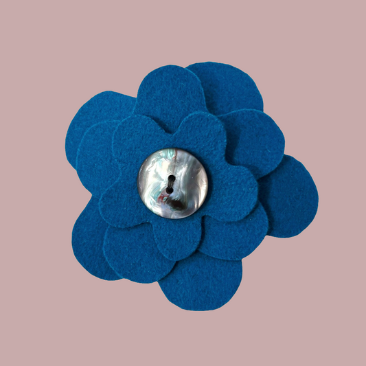 Broche fleur en laine