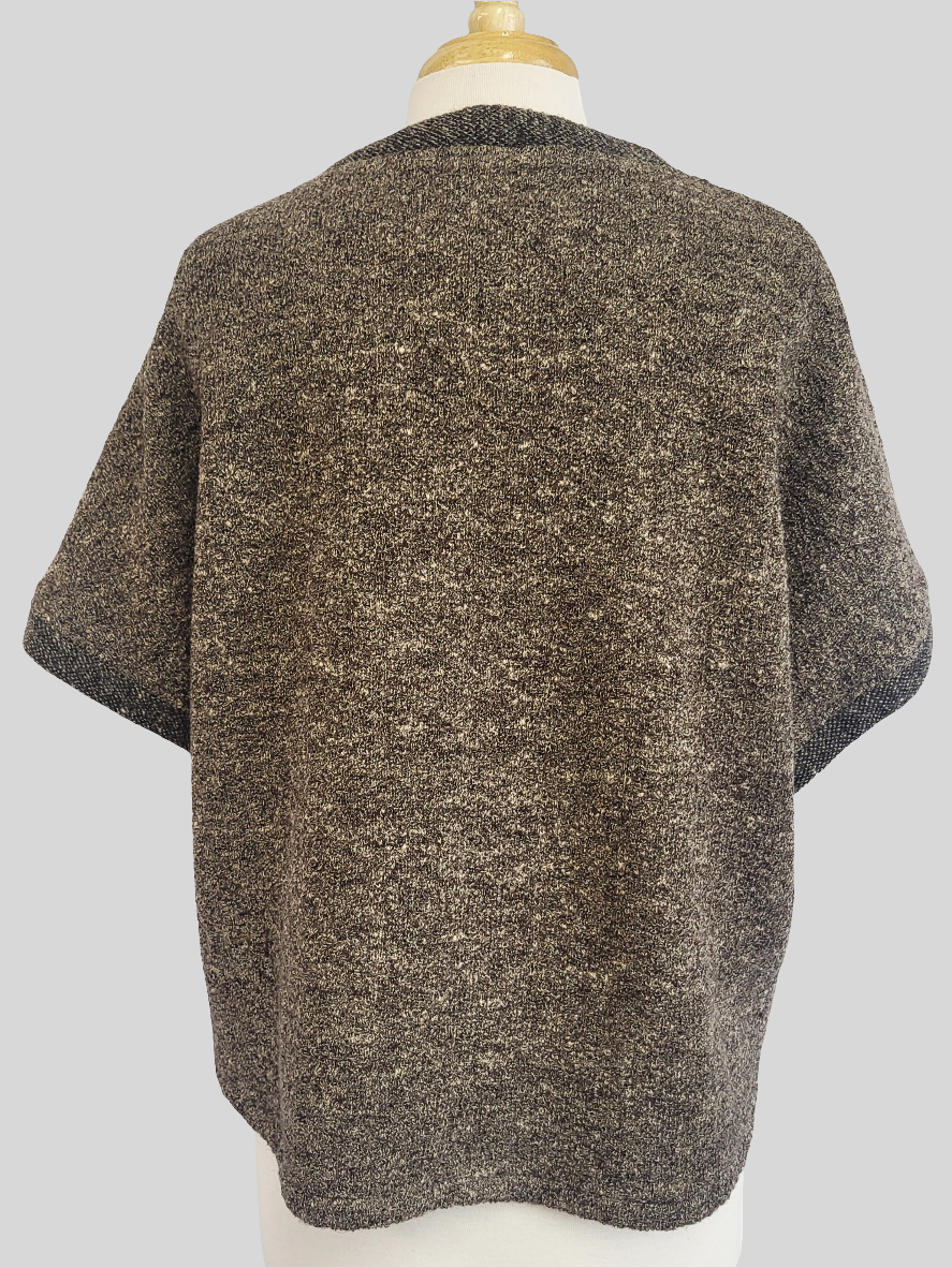 Loose-fitting wool knit top
