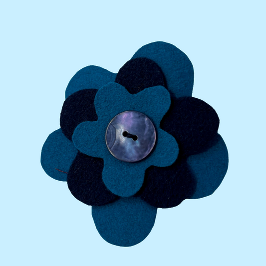Broche fleur en laine