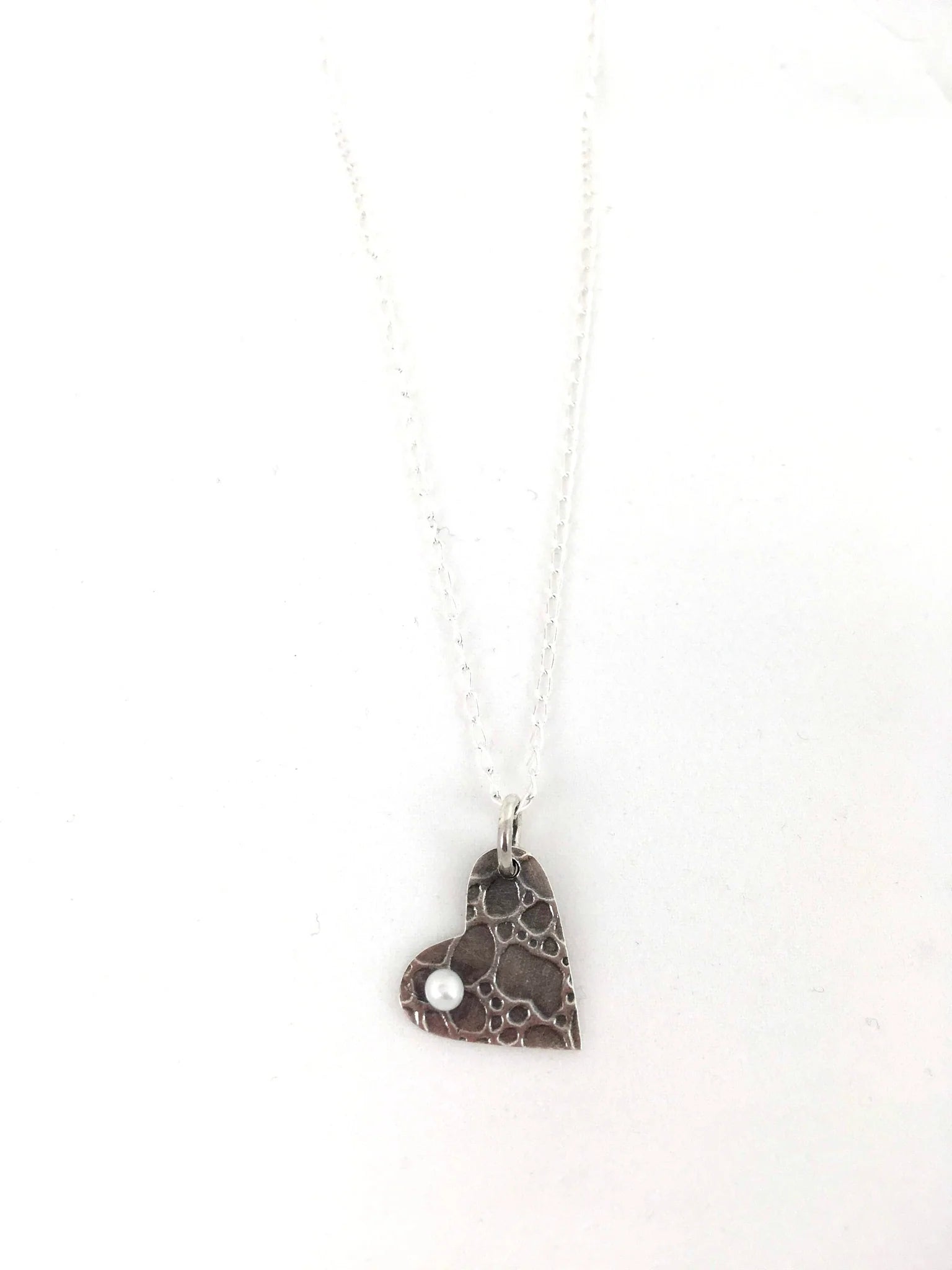 SEY - Collier à pendentif coeur texturé en argent et perle CO04