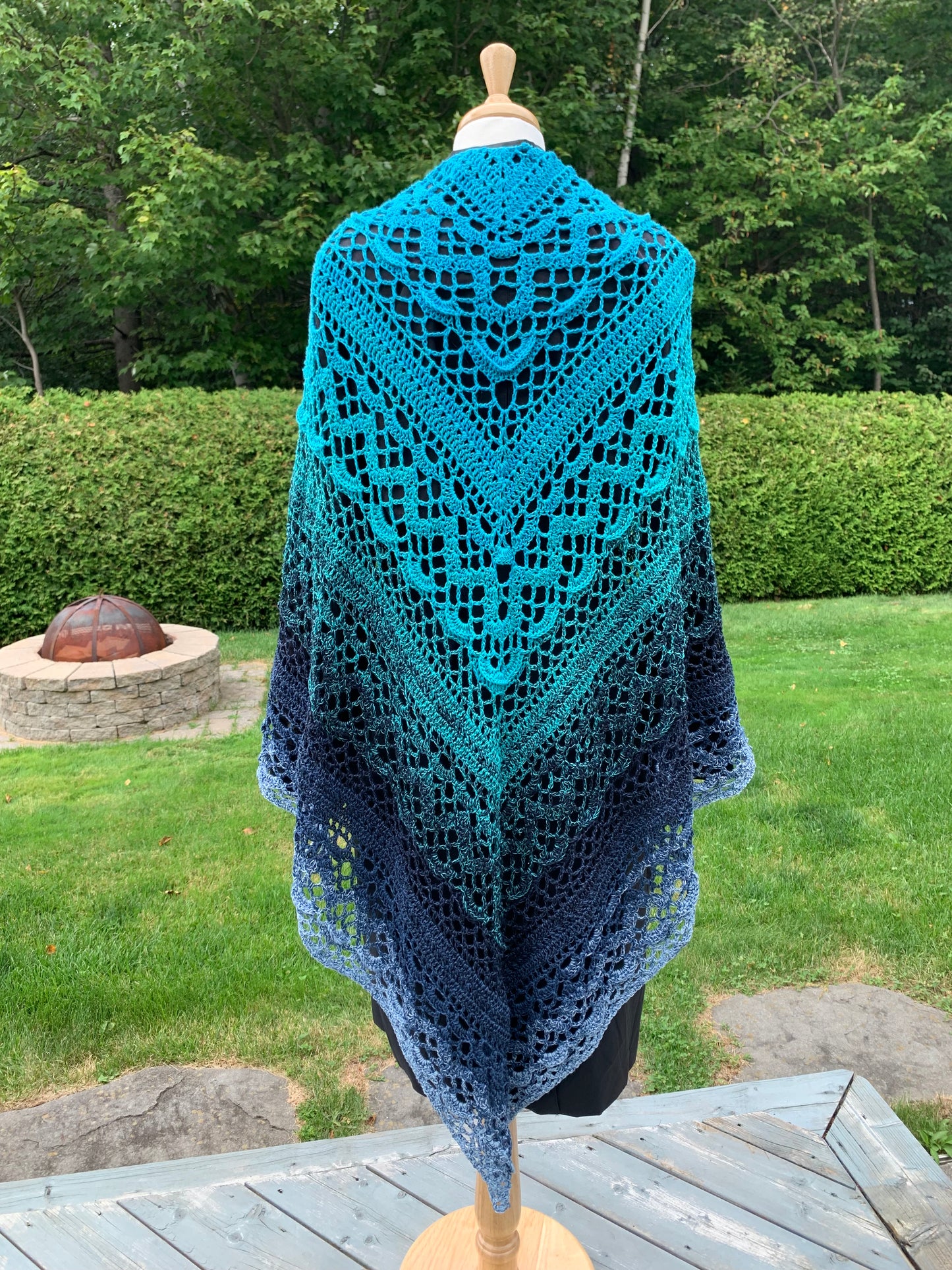 Grand châle triangle, dégradé en tons bleu et turquoise