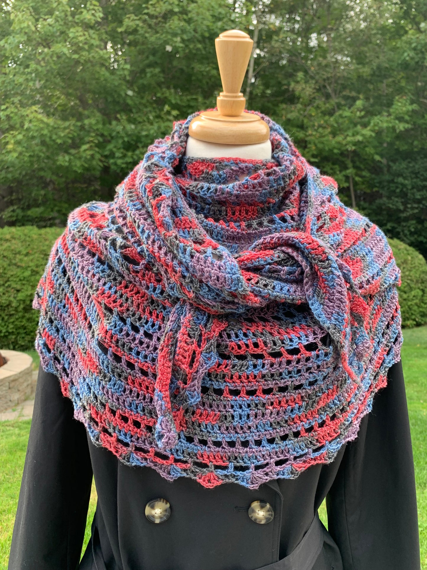 Châle multicolore tricoté au crochet, gris, bleu, framboise, mauve.