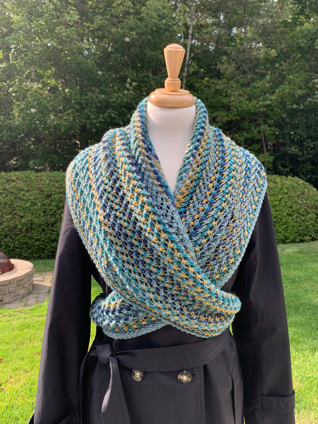 Châle tricoté au crochet en tons de bleu avec une touche de jaune