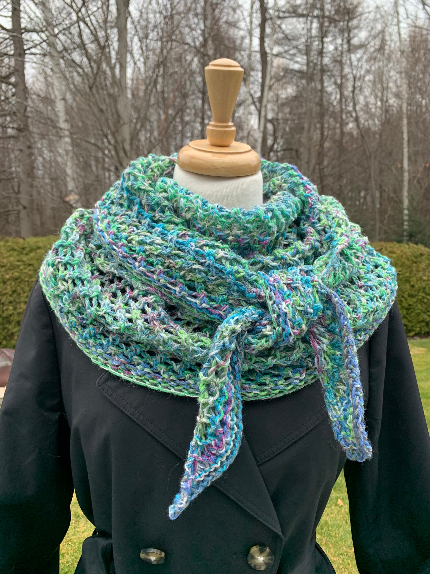 Châle tricoté au crochet en tons de bleu et vert avec une touche de mauve