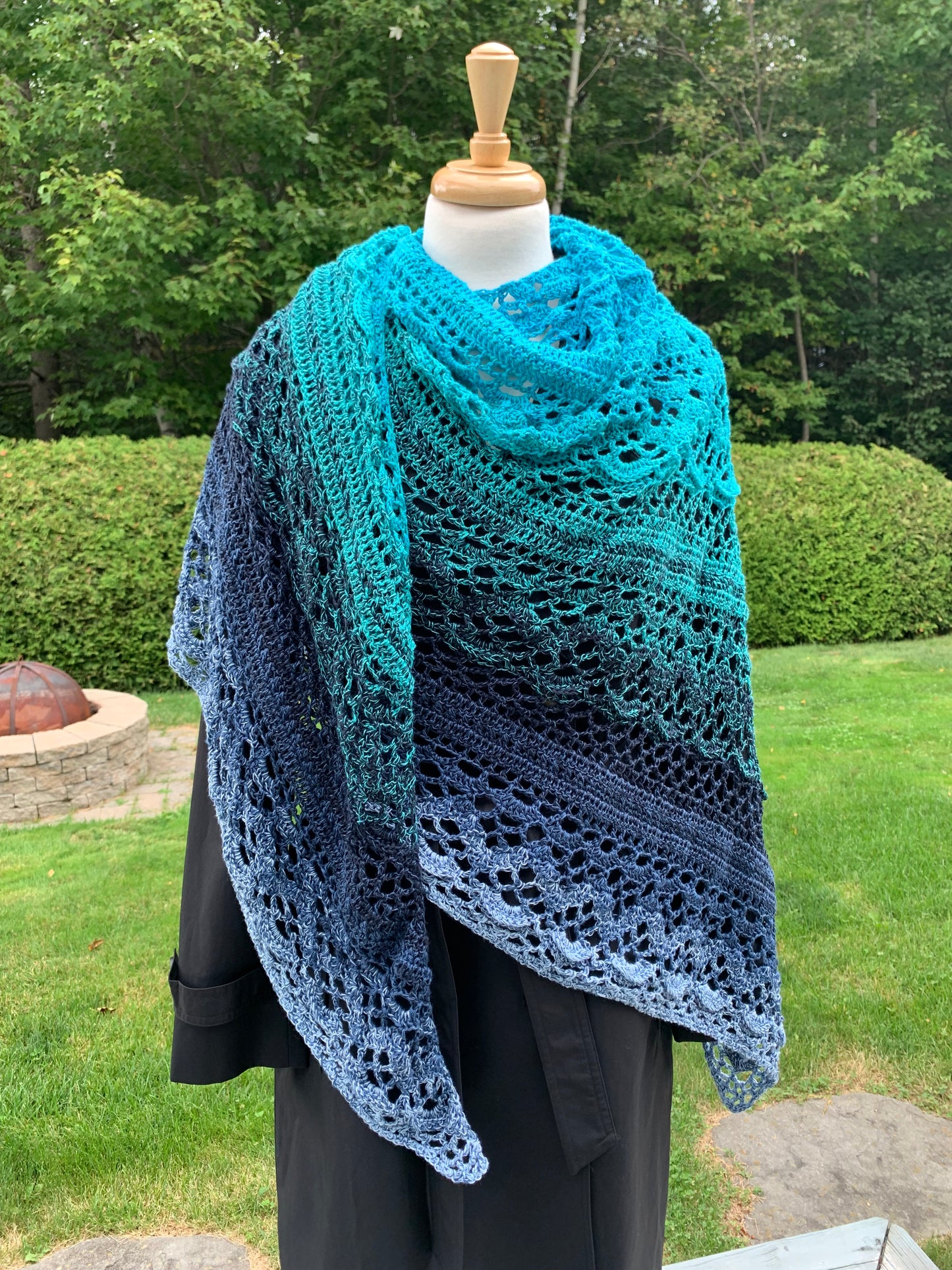 Grand châle triangle, dégradé en tons bleu et turquoise