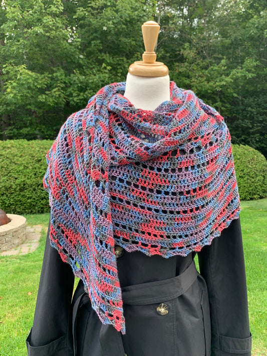 Châle multicolore tricoté au crochet, gris, bleu, framboise, mauve.