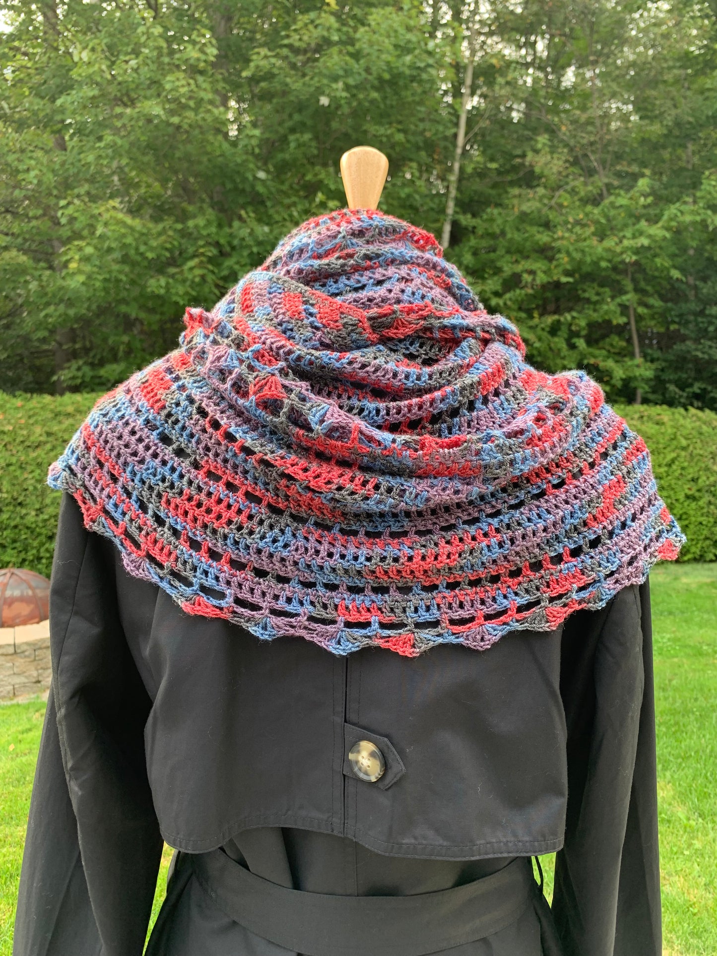 Châle multicolore tricoté au crochet, gris, bleu, framboise, mauve.