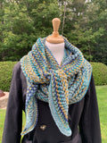 Châle tricoté au crochet en tons de bleu avec une touche de jaune