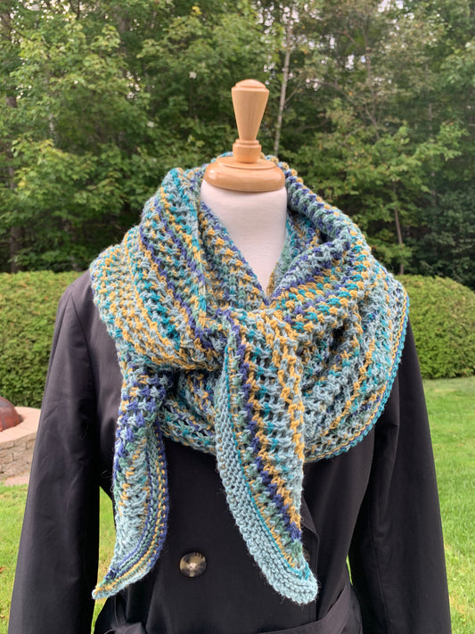 Châle tricoté au crochet en tons de bleu avec une touche de jaune