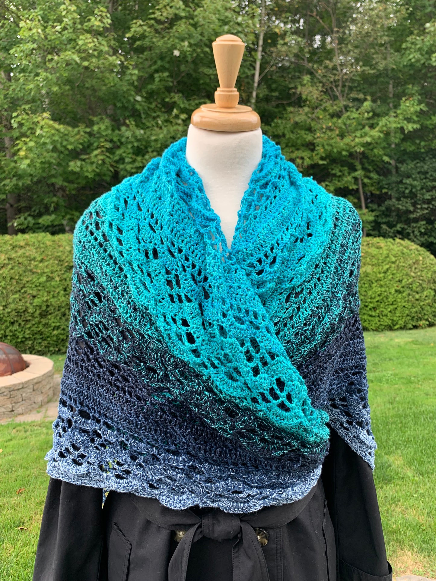 Grand châle triangle, dégradé en tons bleu et turquoise