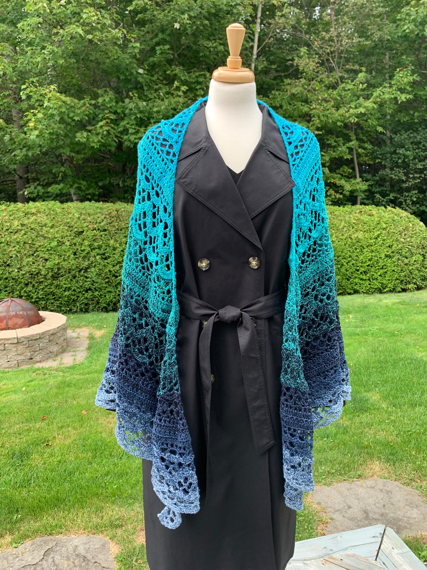 Grand châle triangle, dégradé en tons bleu et turquoise