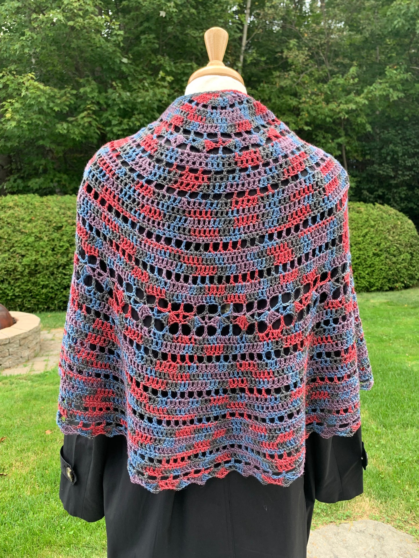 Châle multicolore tricoté au crochet, gris, bleu, framboise, mauve.