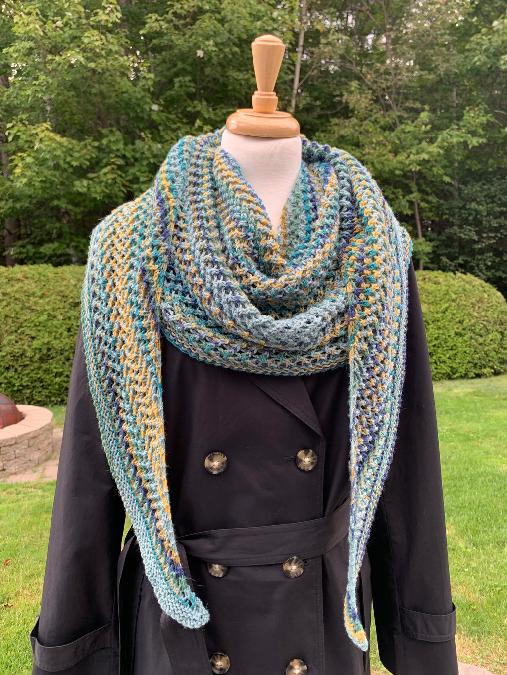 Châle tricoté au crochet en tons de bleu avec une touche de jaune