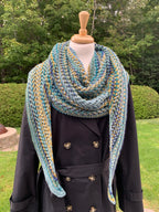 Châle tricoté au crochet en tons de bleu avec une touche de jaune