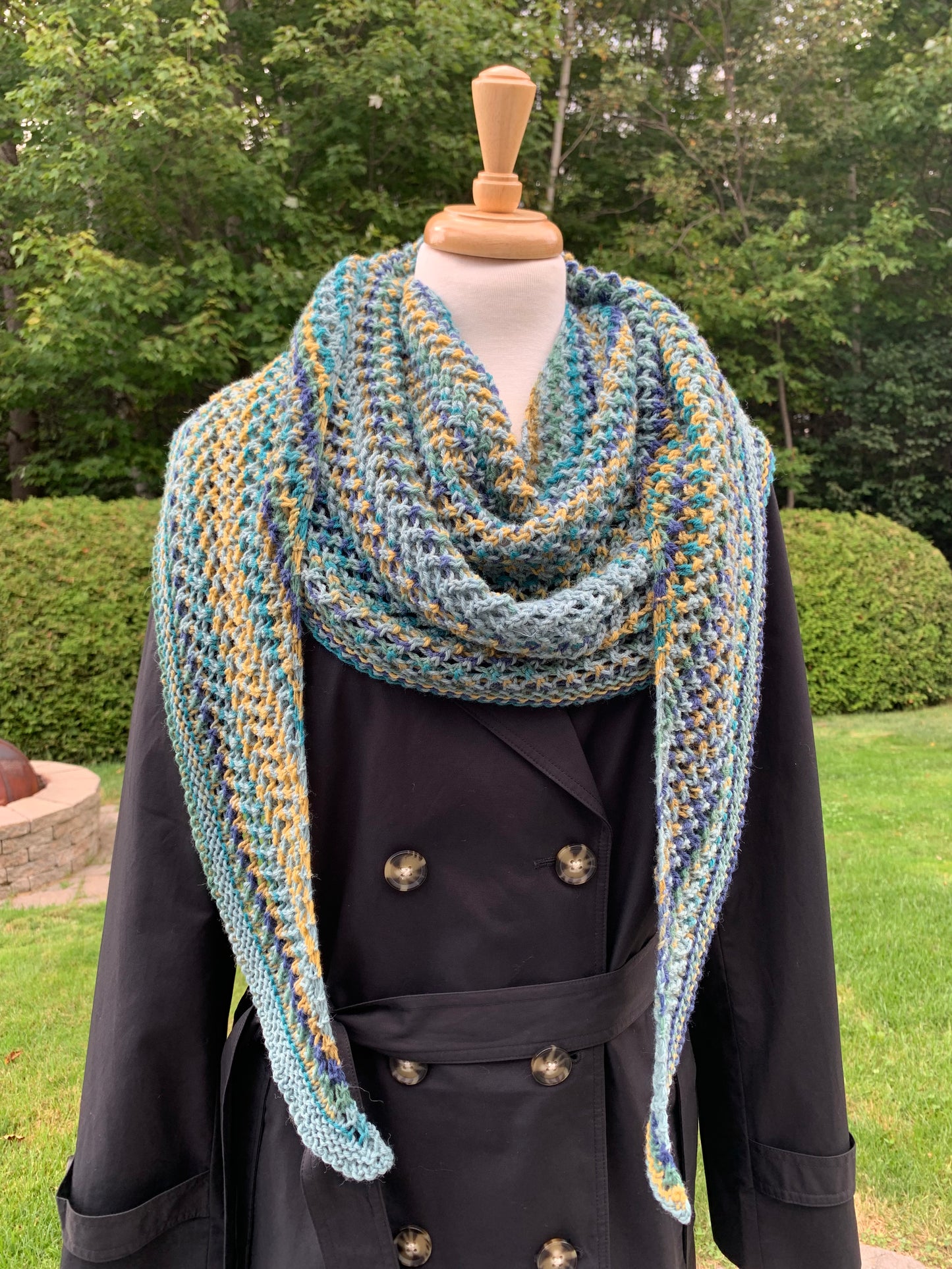 Châle tricoté au crochet en tons de bleu avec une touche de jaune