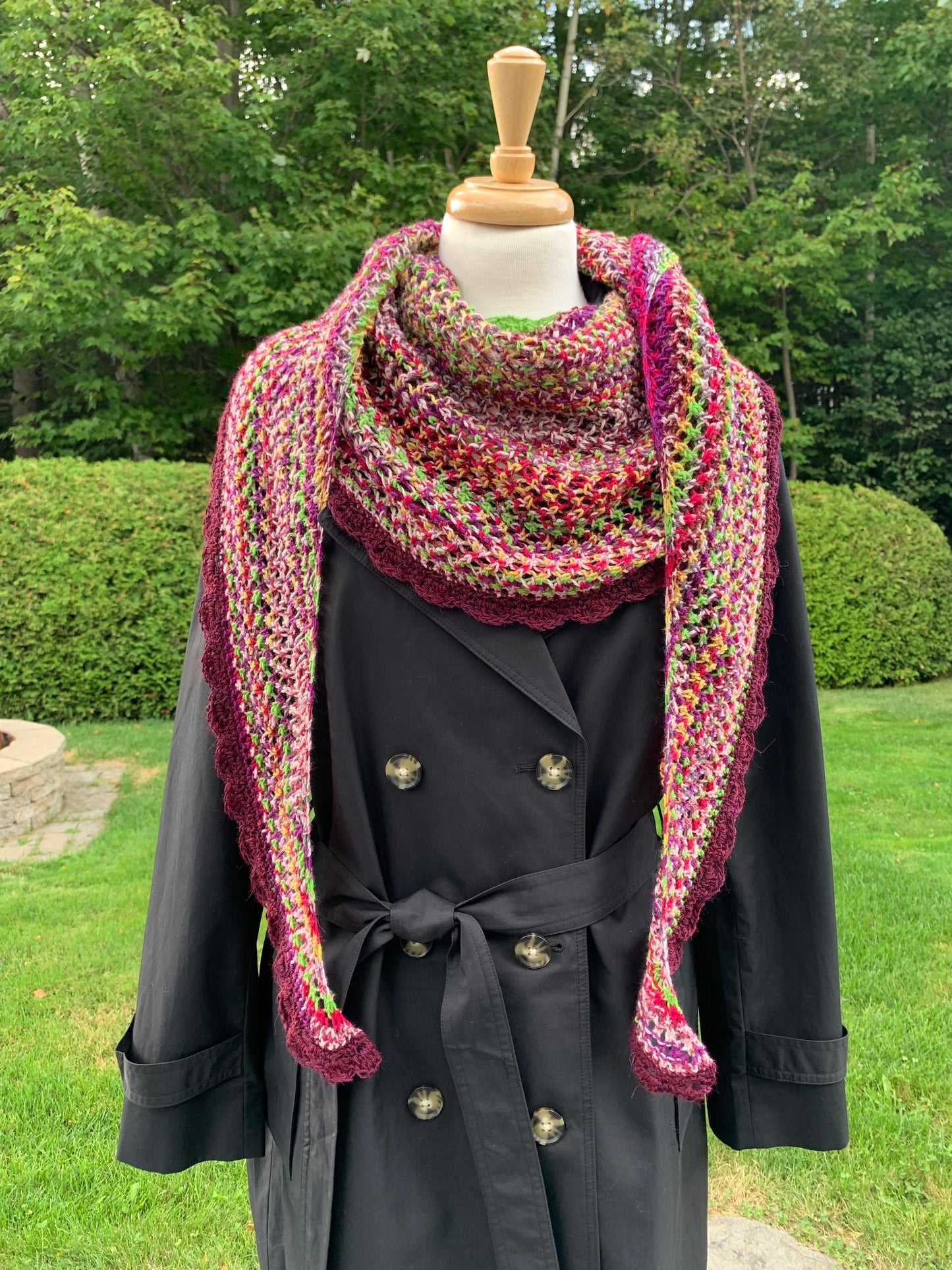 Châle tricoté au crochet, multicolore avec bordure bourgogne