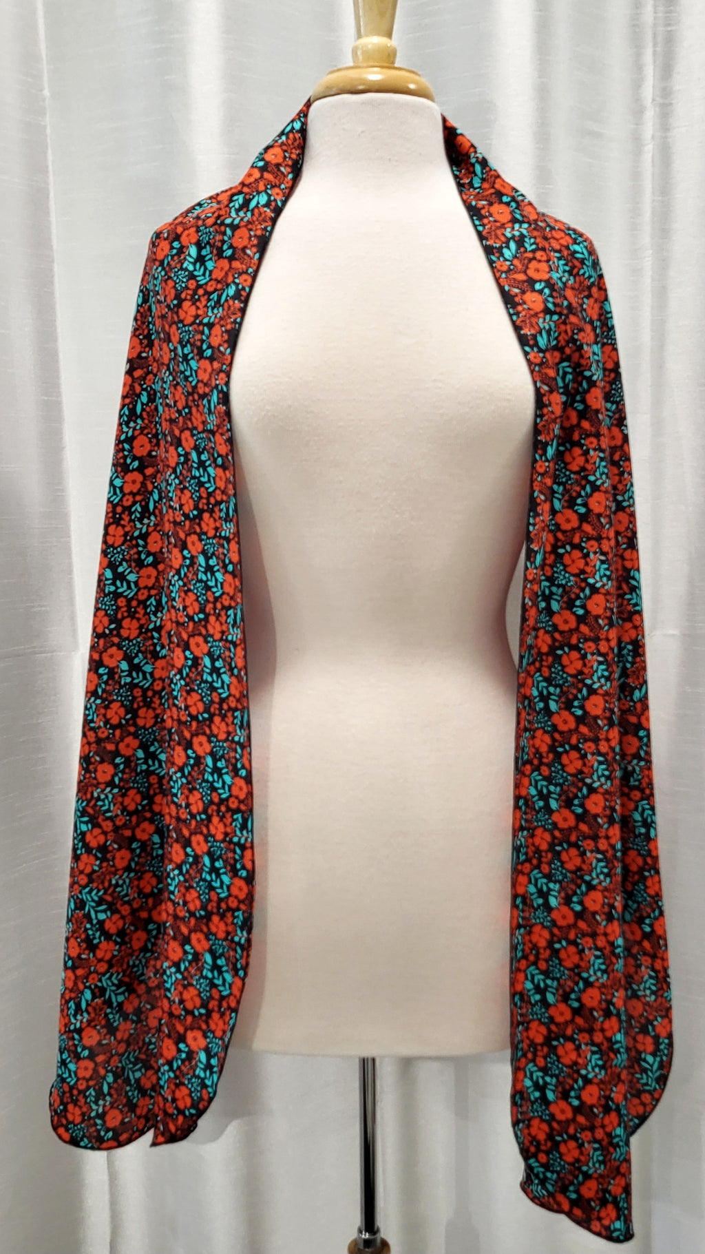 Foulard long en soie, fleuri rouge et turquoise sur fond noir