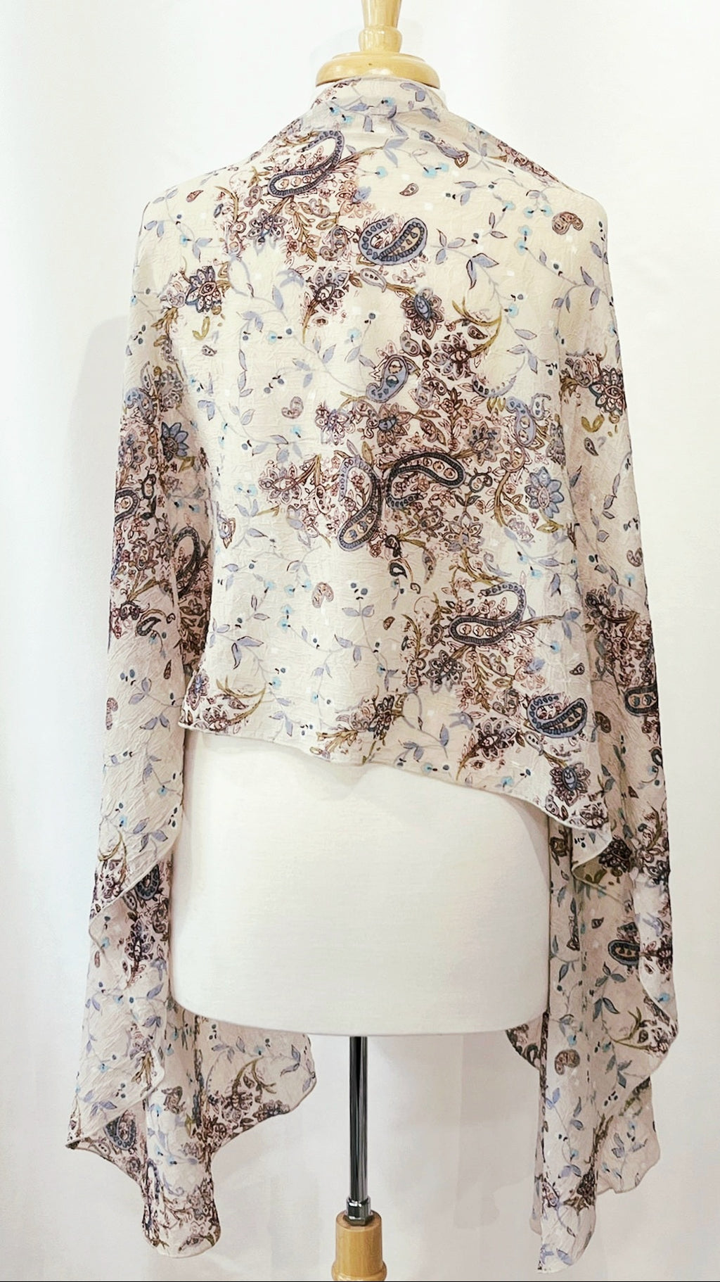 Foulard long et léger à motif paisley et floral