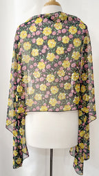 Foulard long en voilage imprimé de fleurs jaunes, roses et feuillage vert.