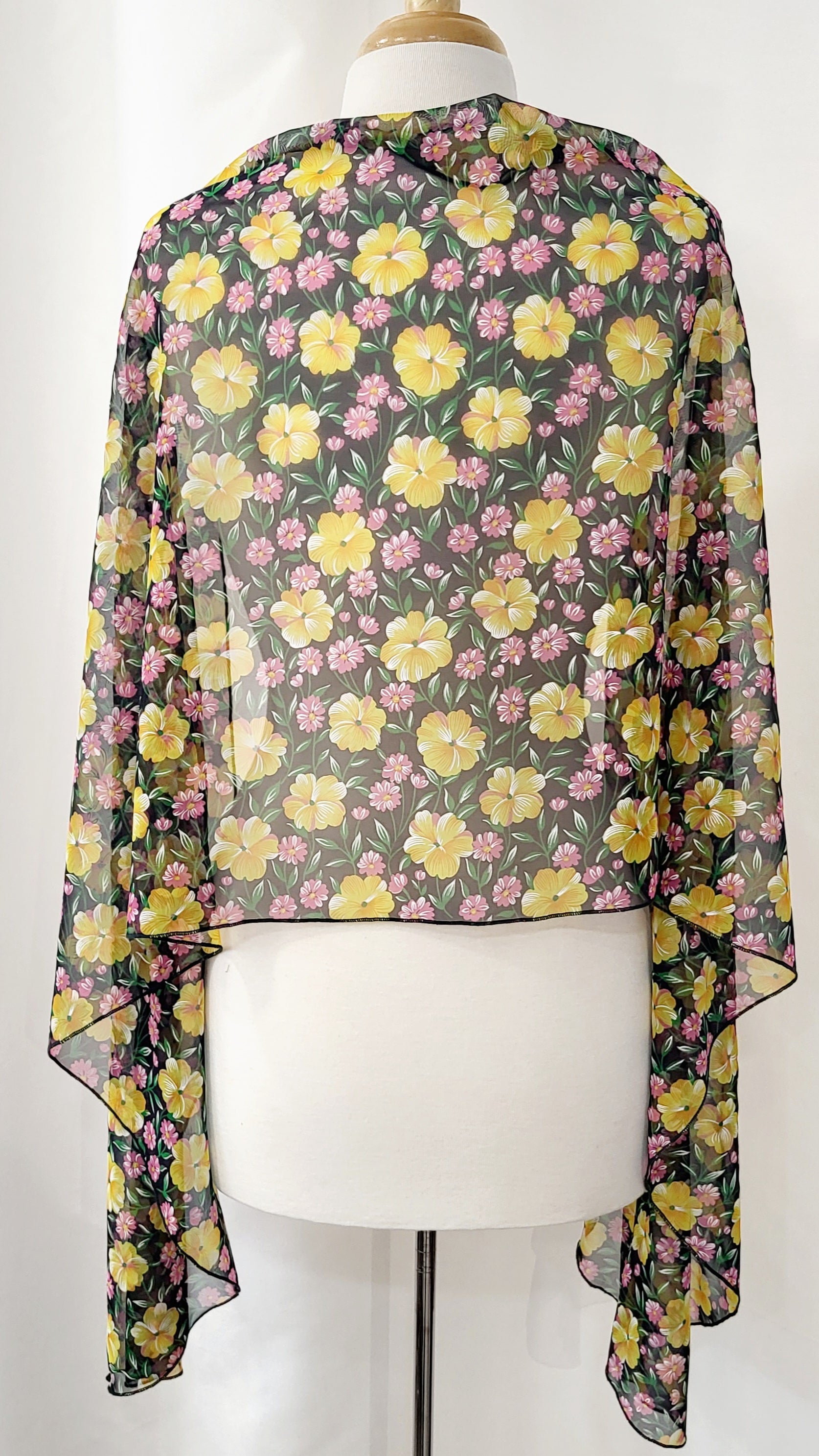 Foulard long en voilage imprimé de fleurs jaunes, roses et feuillage vert.