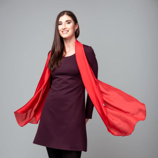 Foulard long et léger en pure soie rouge.