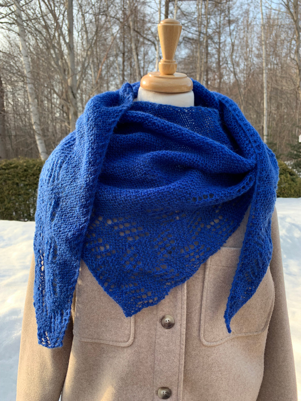MPA - Châle Turbulence bleu royal tricoté au crochet.