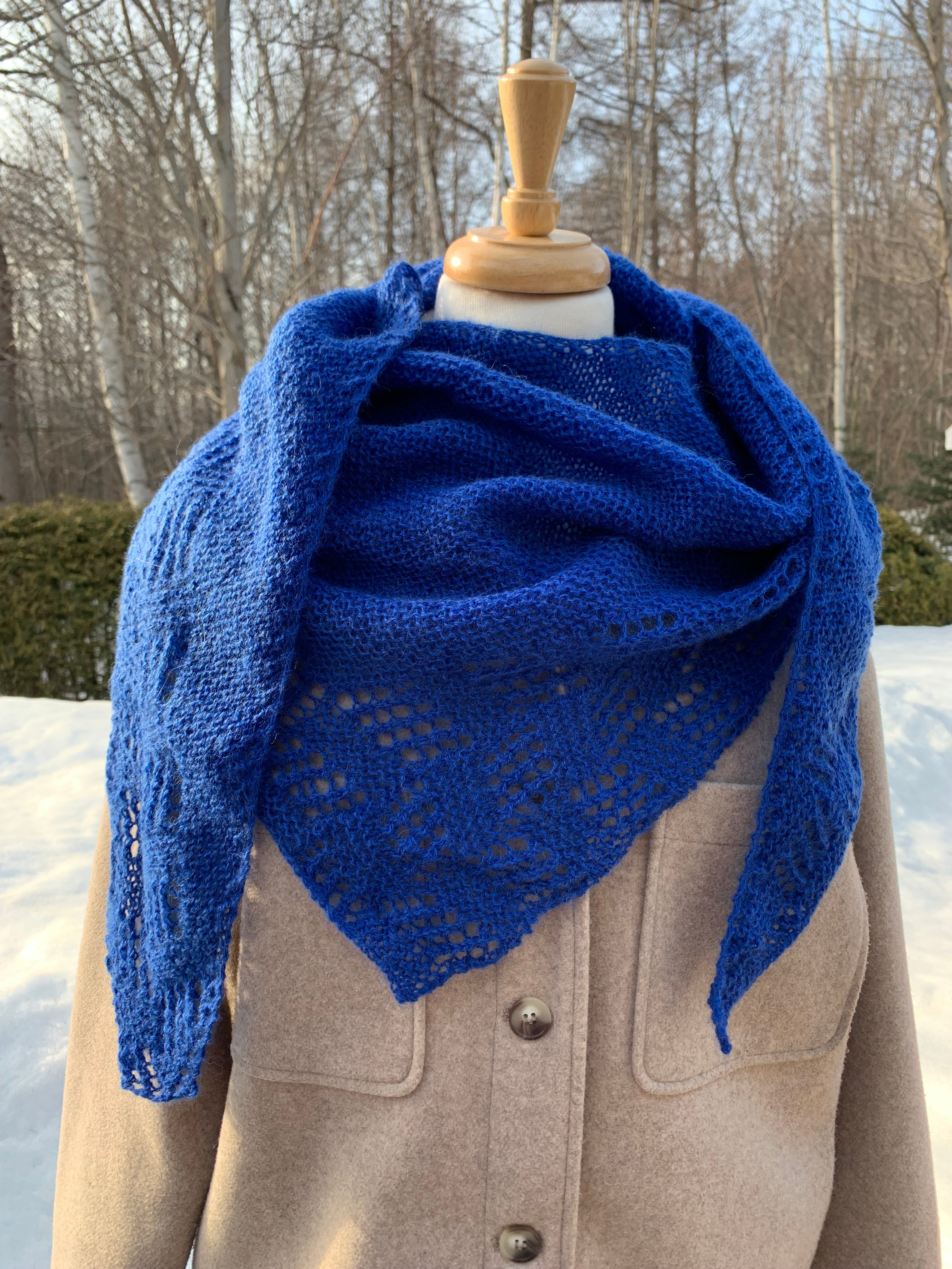 MPA - Châle Turbulence bleu royal tricoté au crochet.