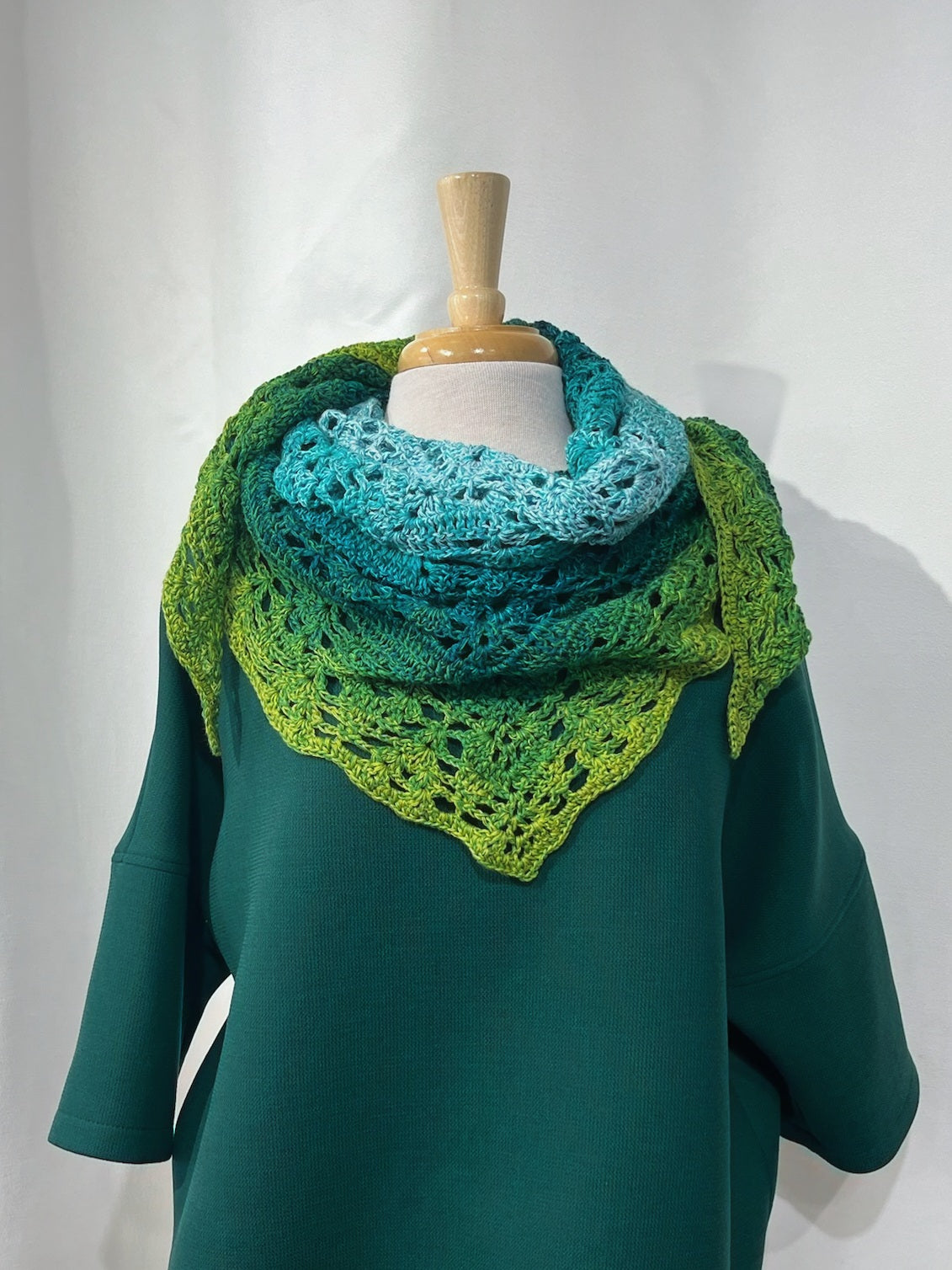 MPA - Châle OolongTea turquoise et vert tricoté au crochet.