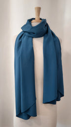 Foulard long en soie de couleur bleu céruléen