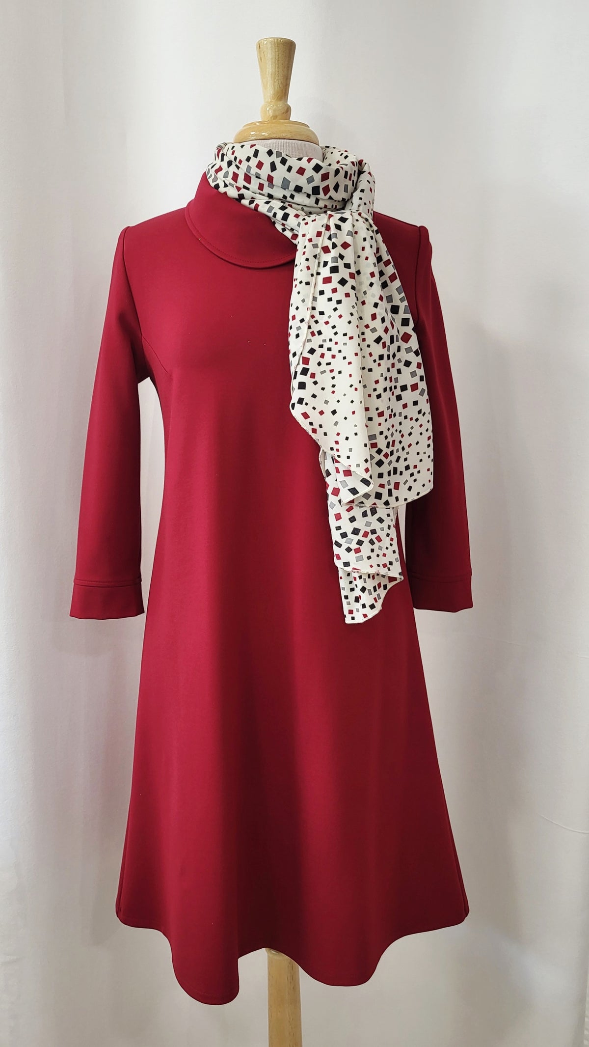 Robe Christine rouge à manches trois-quarts et col rond