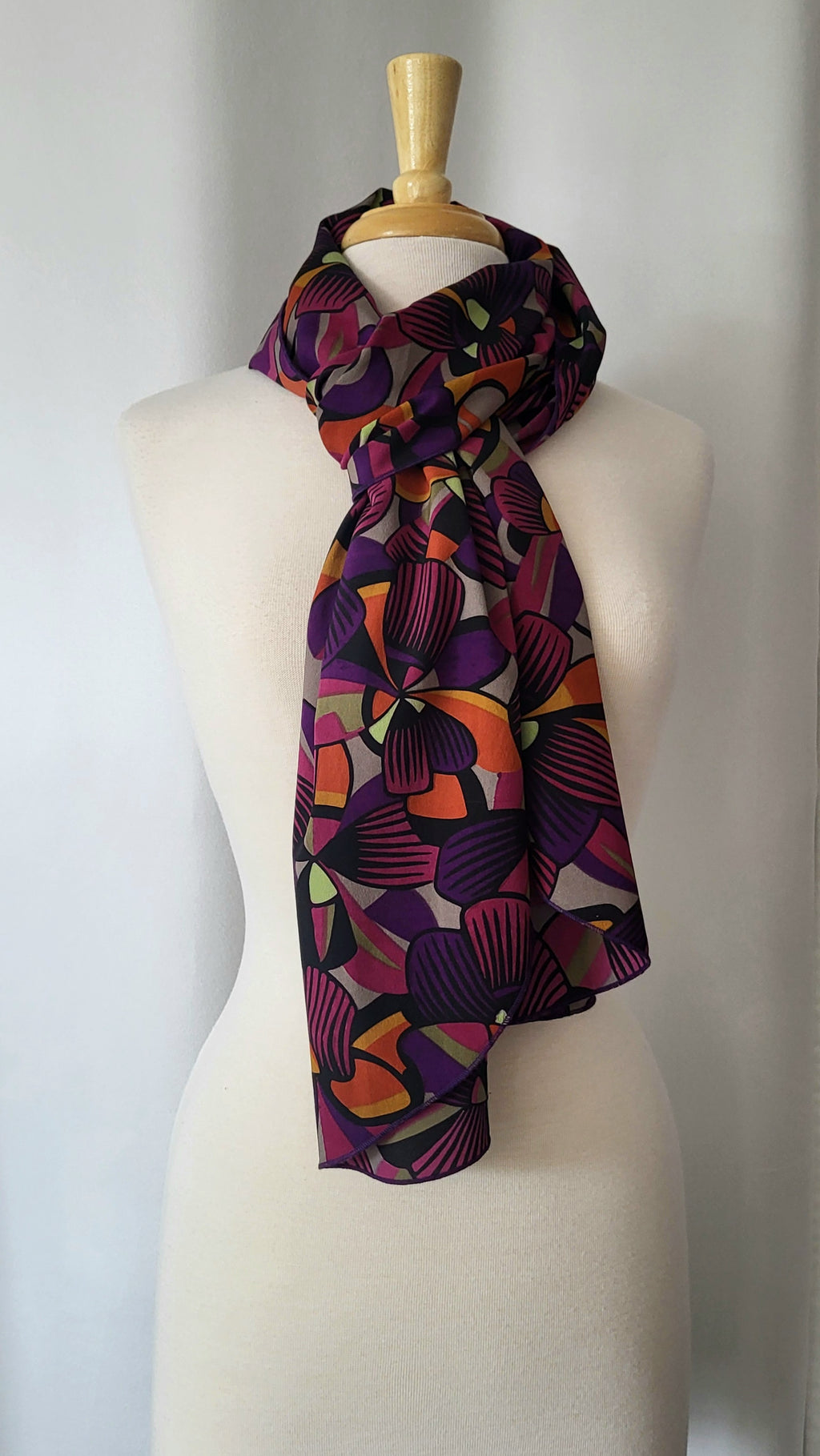 Foulard long en soie, imprimé exotique en tons de prune