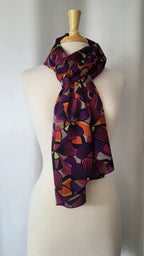 Foulard long en soie, imprimé exotique en tons de prune