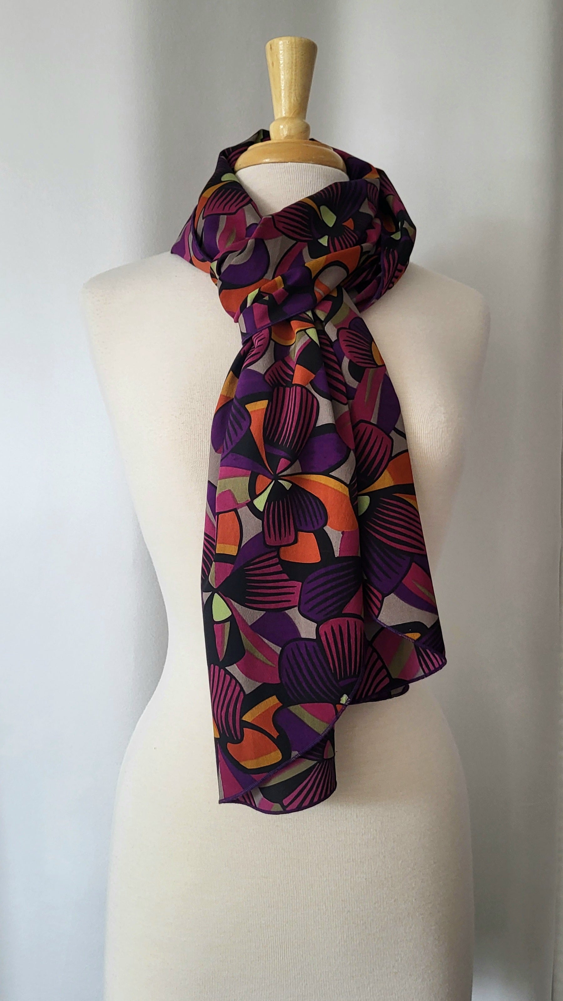Foulard long en soie, imprimé exotique en tons de prune