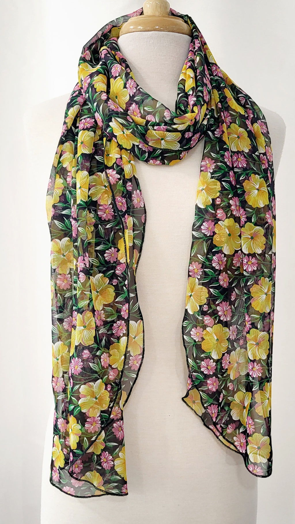 Foulard long en voilage imprimé de fleurs jaunes, roses et feuillage vert.
