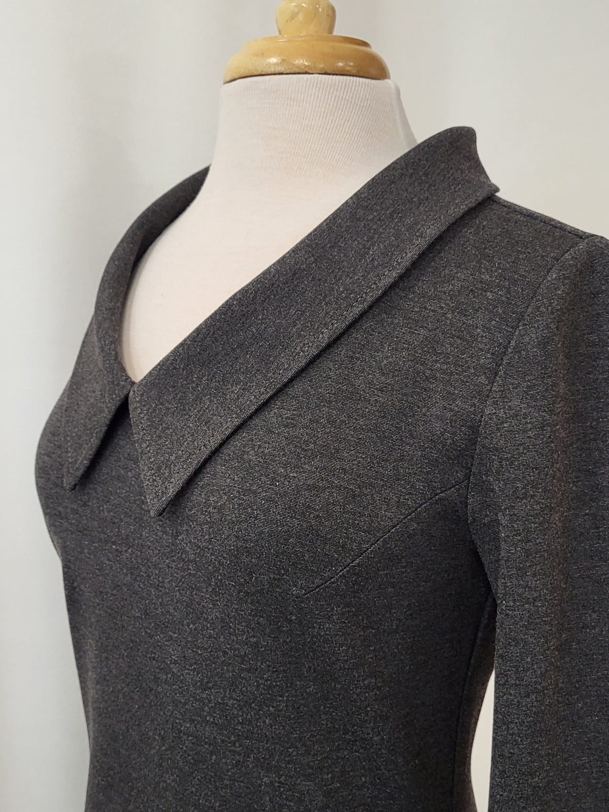 Robe Michelle grise à manches longues et col