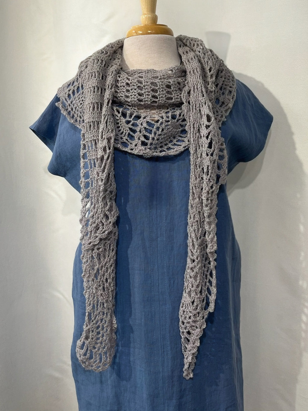 MPA - Châle ananas gris pâle tricoté au crochet