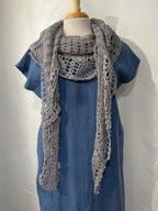 MPA - Châle ananas gris pâle tricoté au crochet